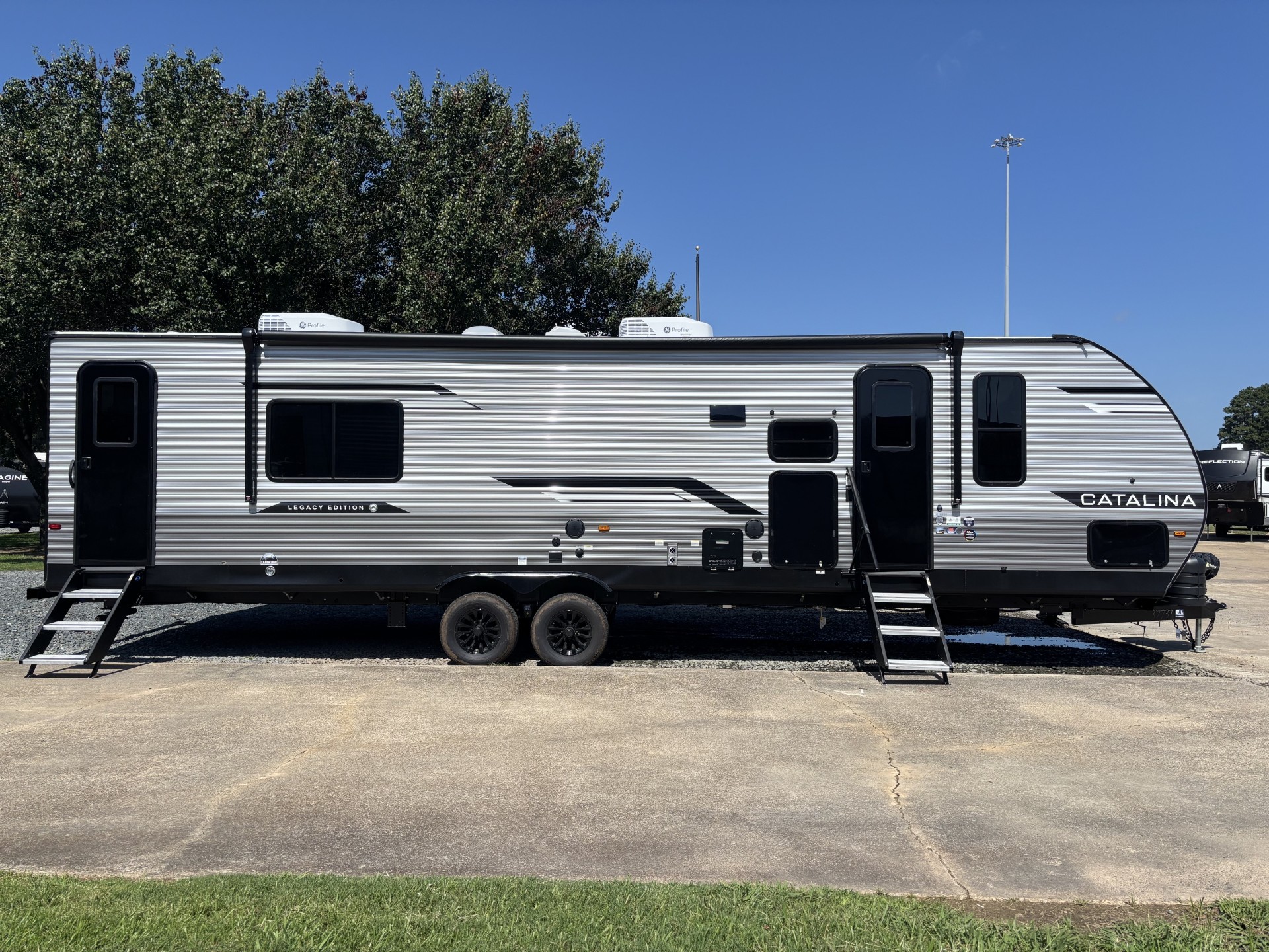 2027 Coachmen Catalina Legacy Edition 333DBDSCK - Image 2