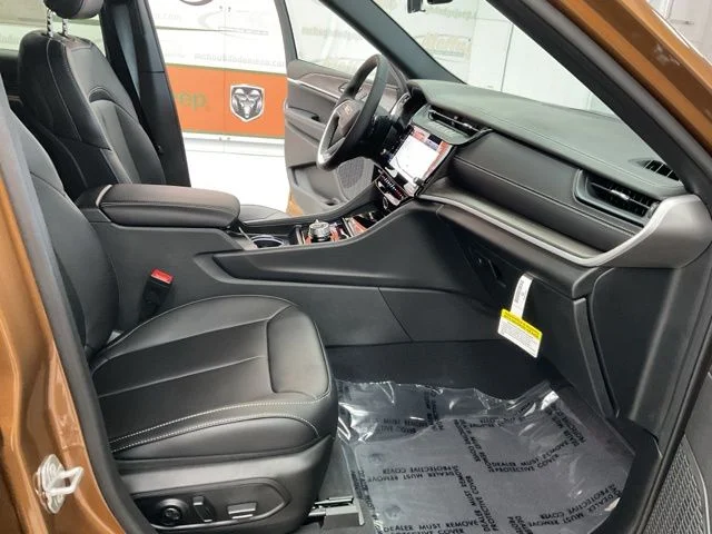 2026 Jeep Grand-Cherokee-L Laredo Altitude 4x4 - Image 41