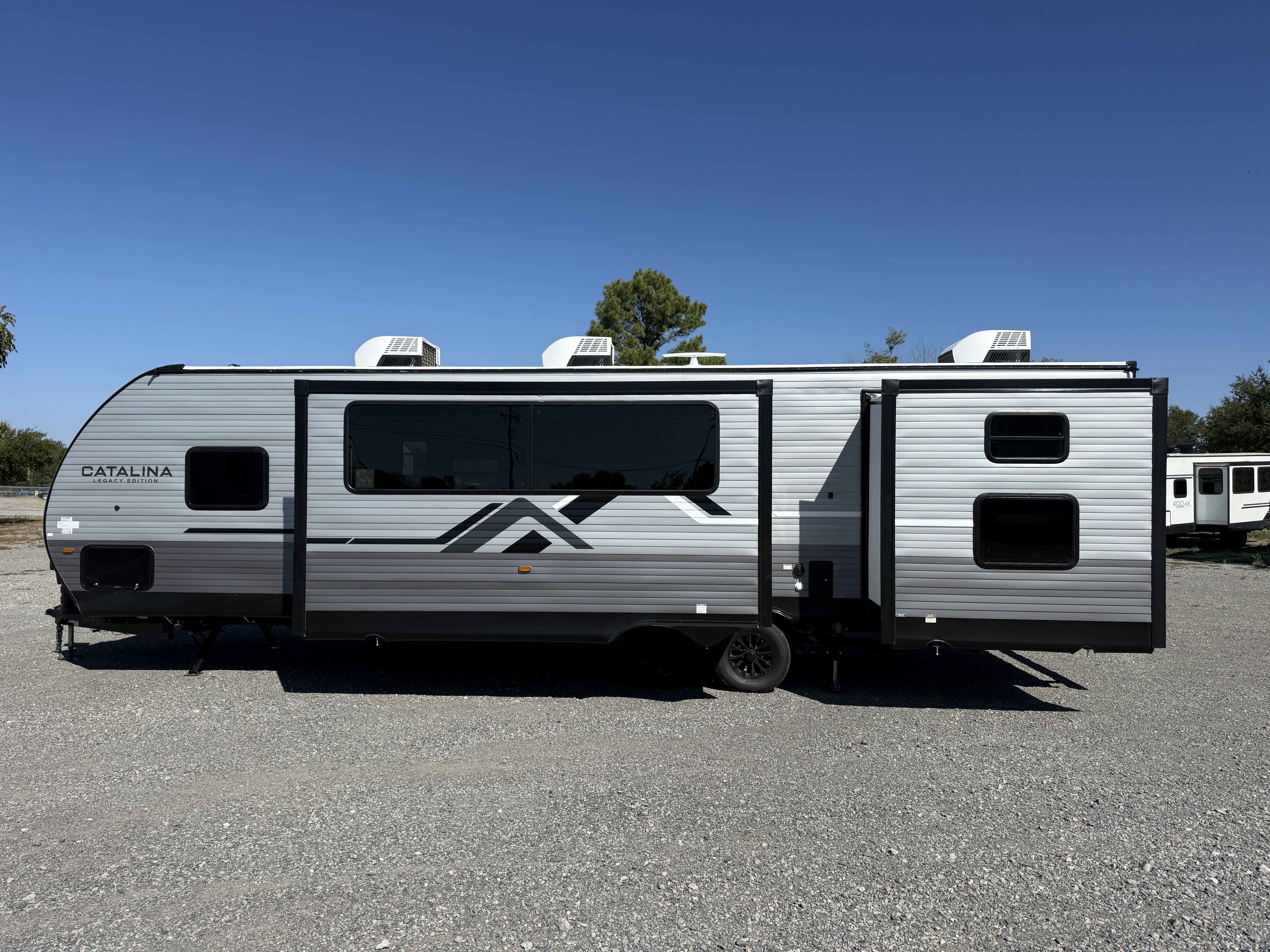 2027 Coachmen Catalina Legacy Edition 323BHDSCK - Image 4