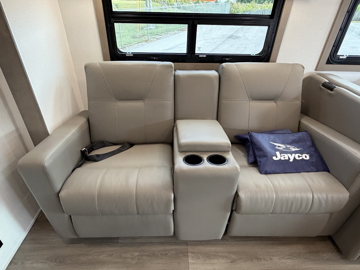 2027 JAYCO GREYHAWK 30Z - Image 31