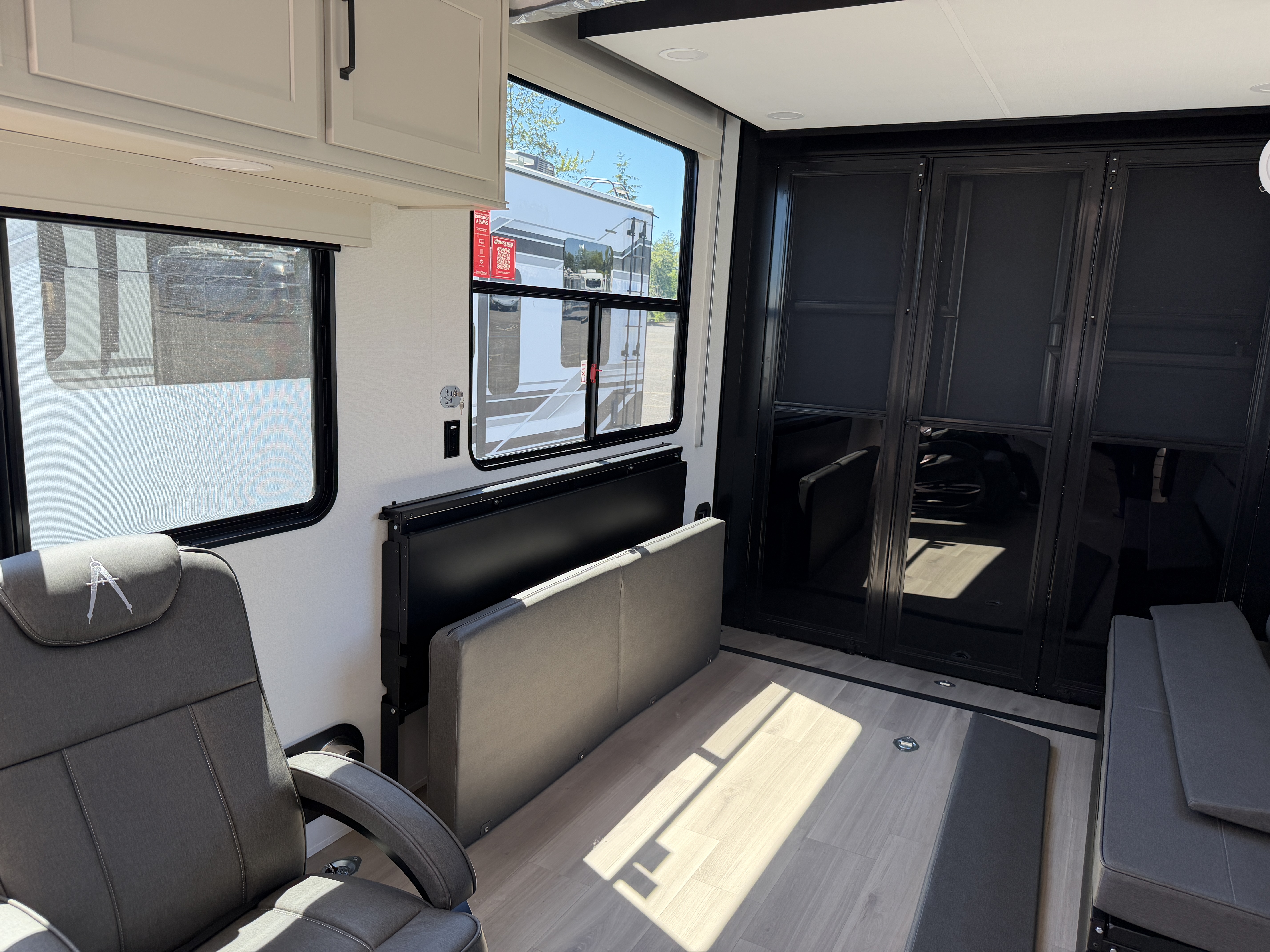 2026 Grand Design Momentum G-Class 325G - Image 7