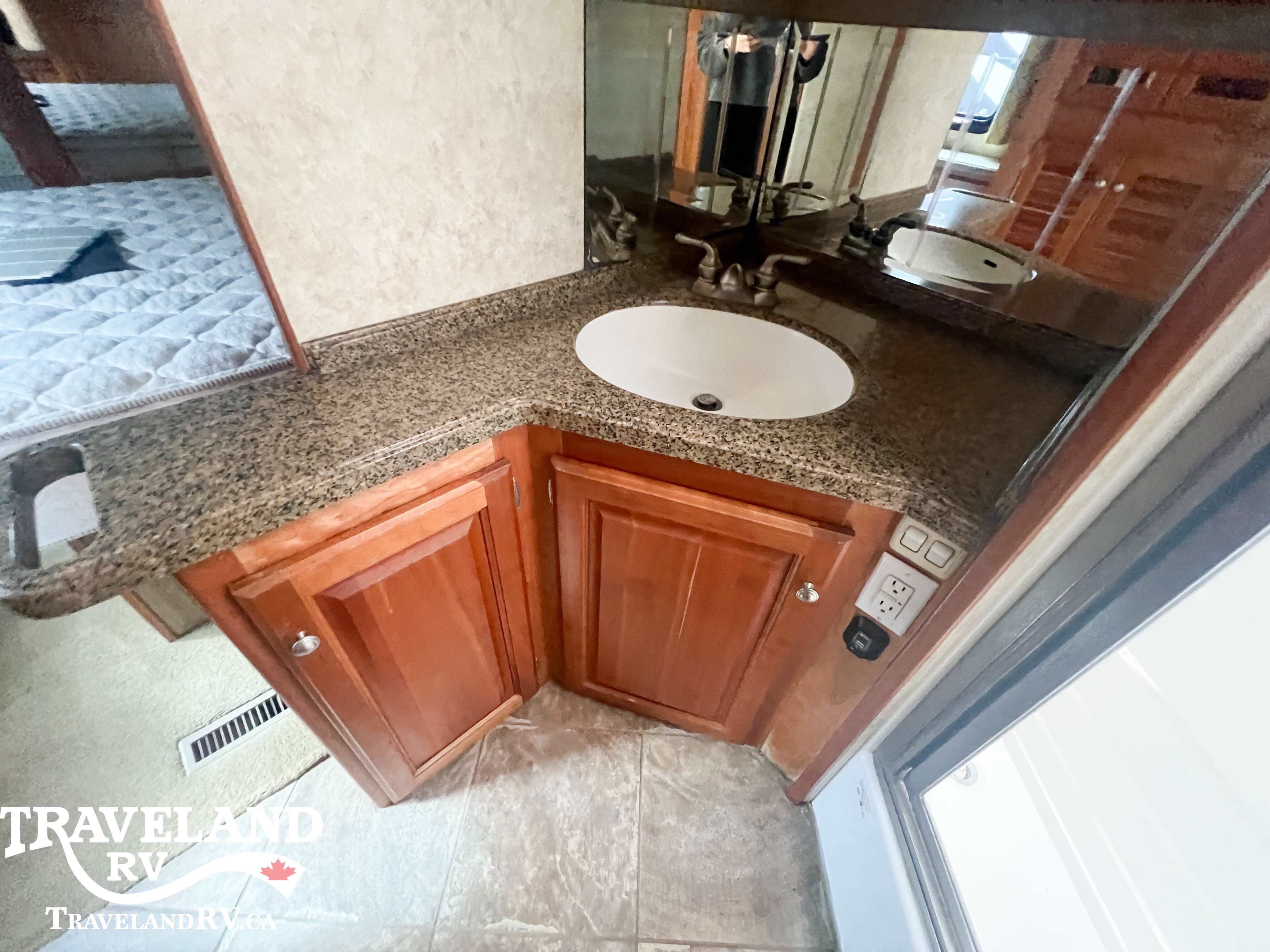 2005 TRIPLE E EMPRESS 3902FB - Image 25
