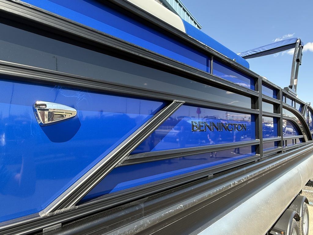 2025 Bennington 22 SSB Swingback Tri-Toon Pontoon - Image 3