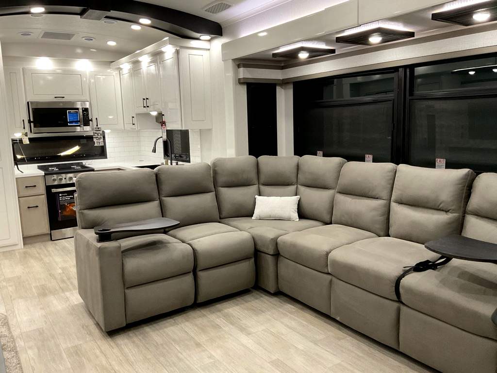 2026 JAYCO PINNACLE 38 FBRK - Image 6