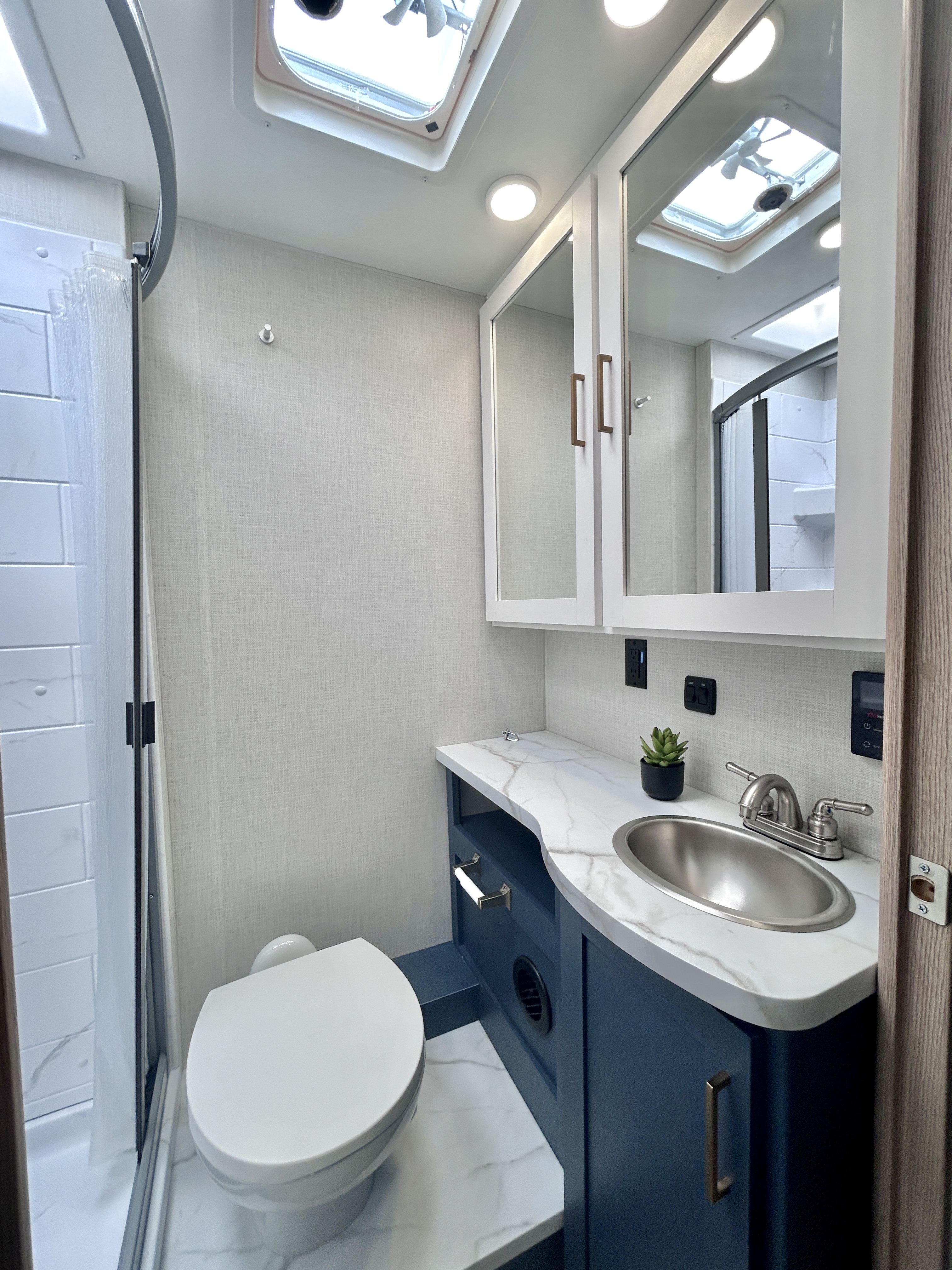 2027 Thor Motor Coach Quantum LC28 - Image 24