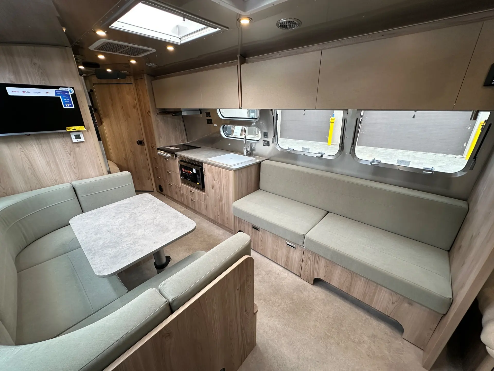 2027 Airstream Flying Cloud 30FB Bunk - Image 18