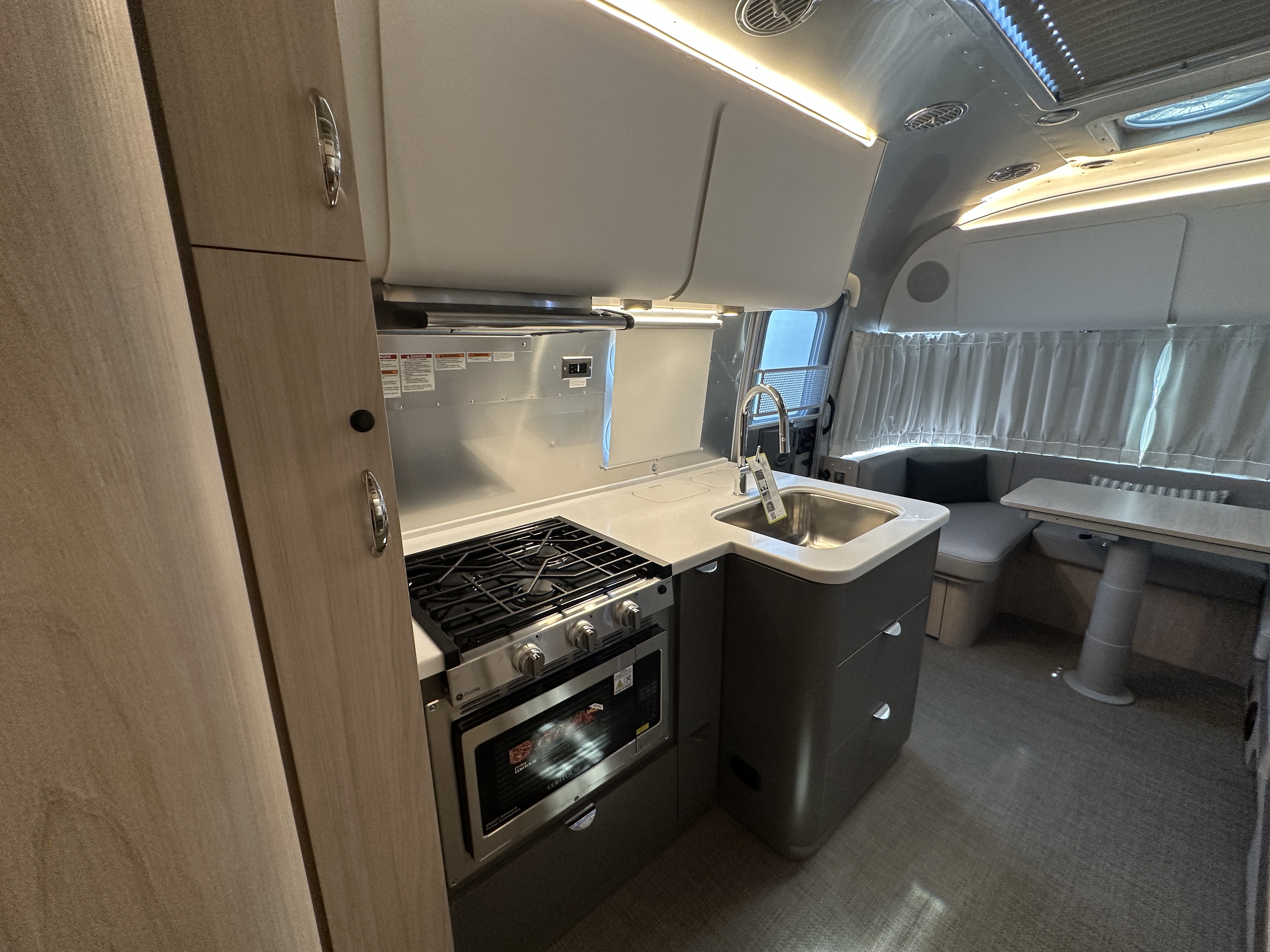 2027 Airstream Globetrotter 25FBT - Image 21