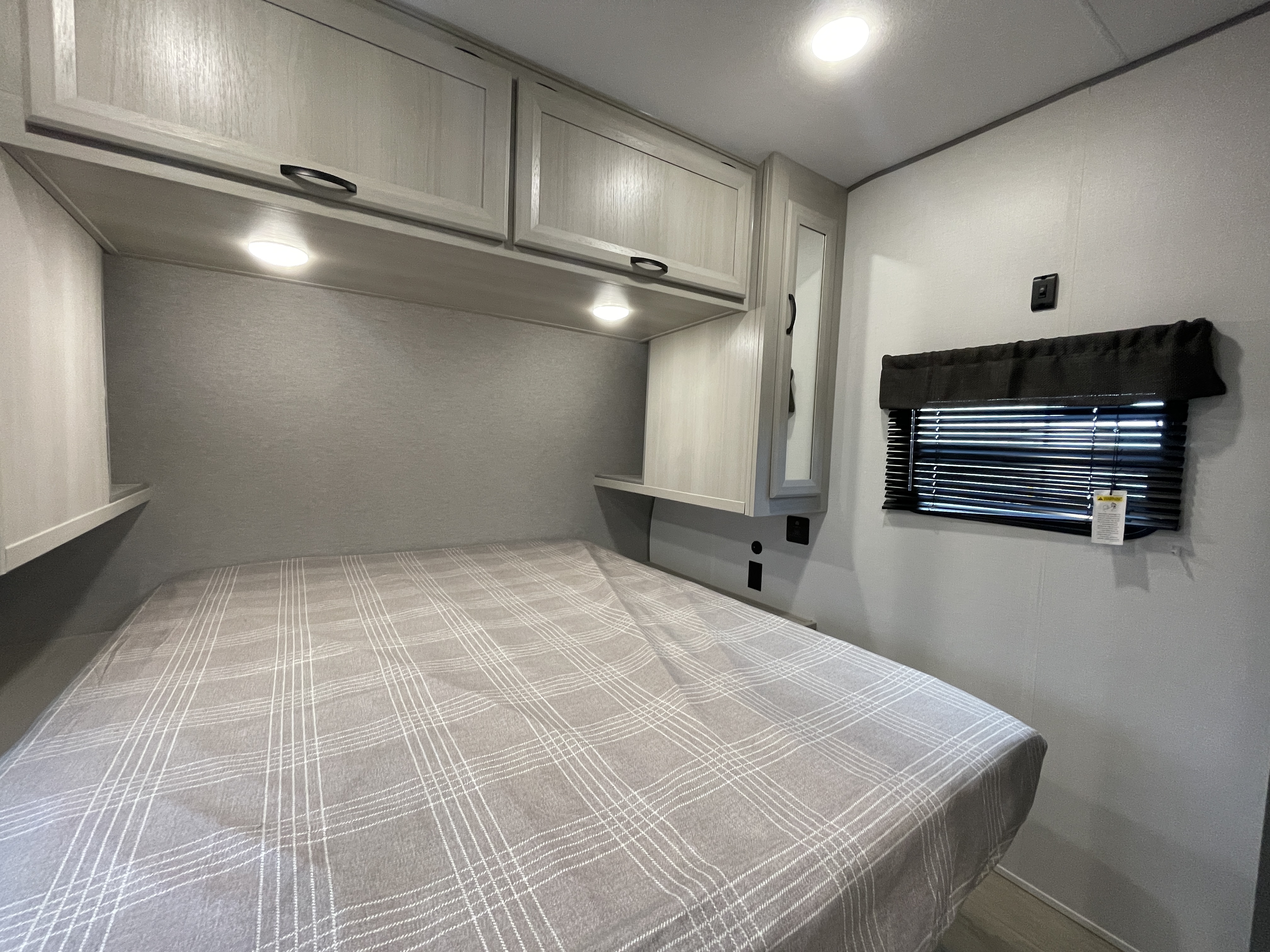 2027 Coachmen Catalina Legacy Edition 273DBHCK - Image 25