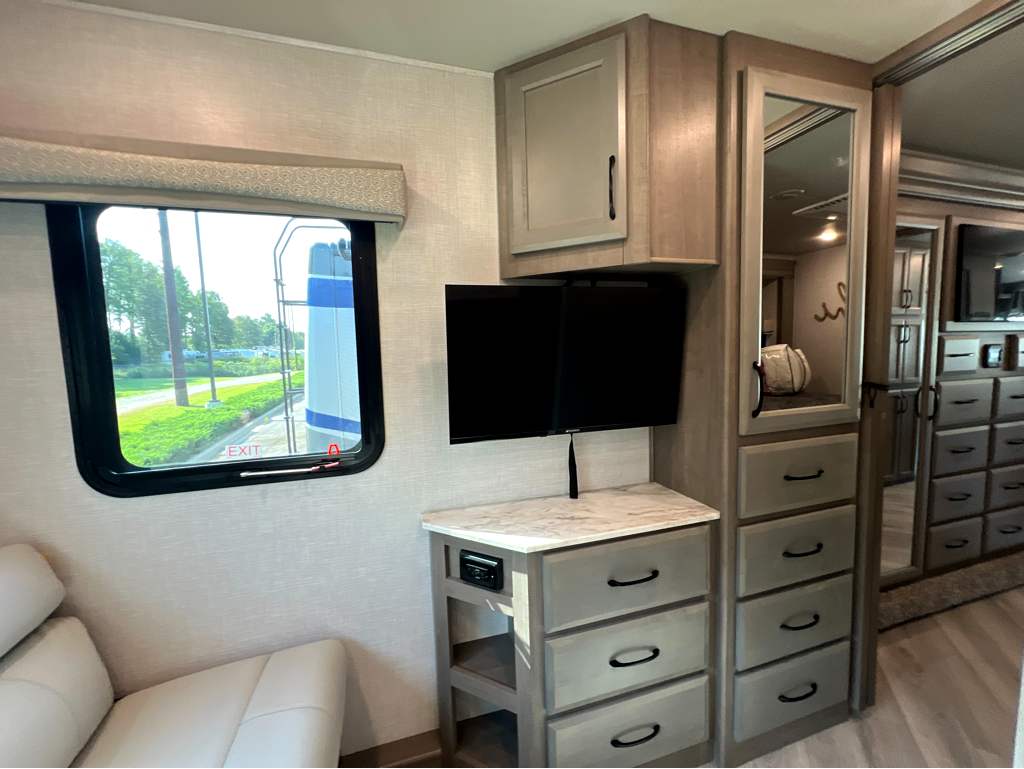 2024 HOLIDAY RAMBLER INVICTA 36Y - Image 26
