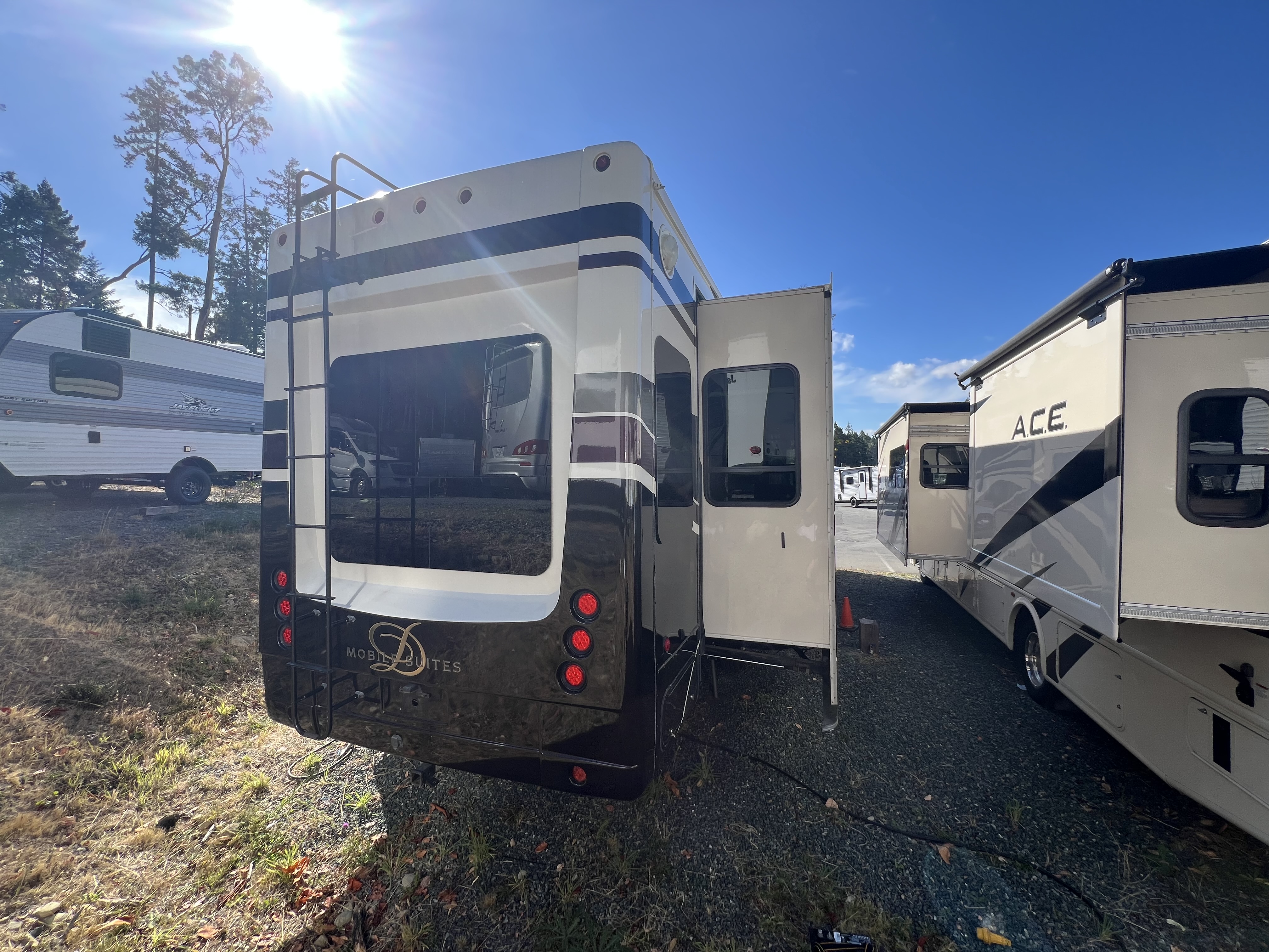 2017 DRV Mobile Suites 36RSSB3 - Image 7