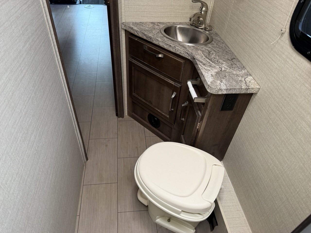 2018 Jayco Melbourne Prestige 24LP - Image 13