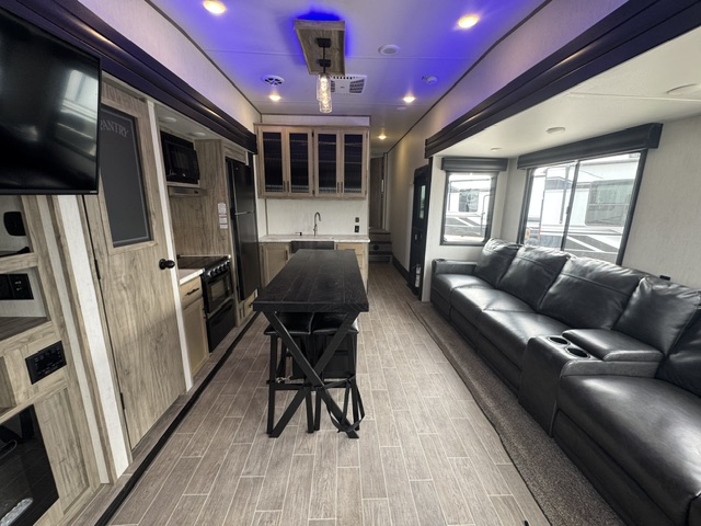 2022 Forest River Cherokee Arctic Wolf 3880 SUITE - Image 17