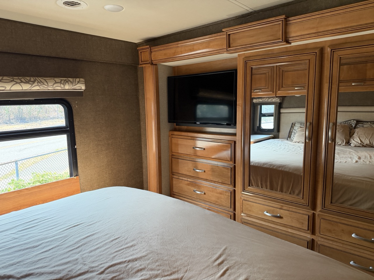 2017 Thor Motor Coach Four Winds Super C 35SB - Image 16