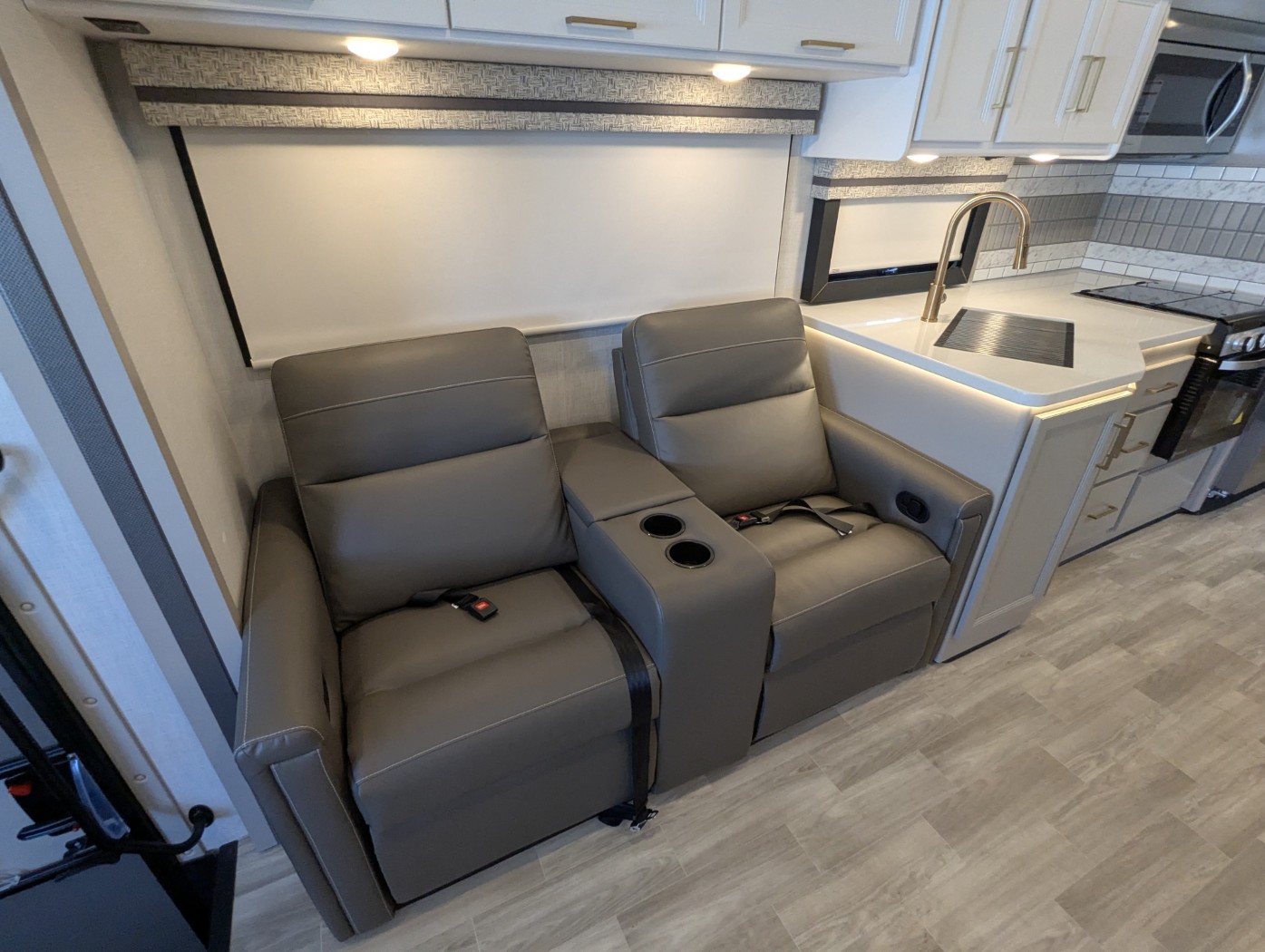 2025 Thor Motor Coach Windsport 35R - Image 19