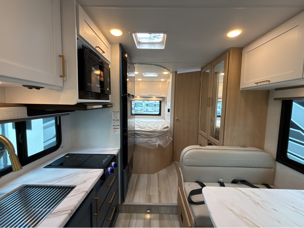 2026 THOR MOTOR COACH MAGNITUDE GA21 - Image 7