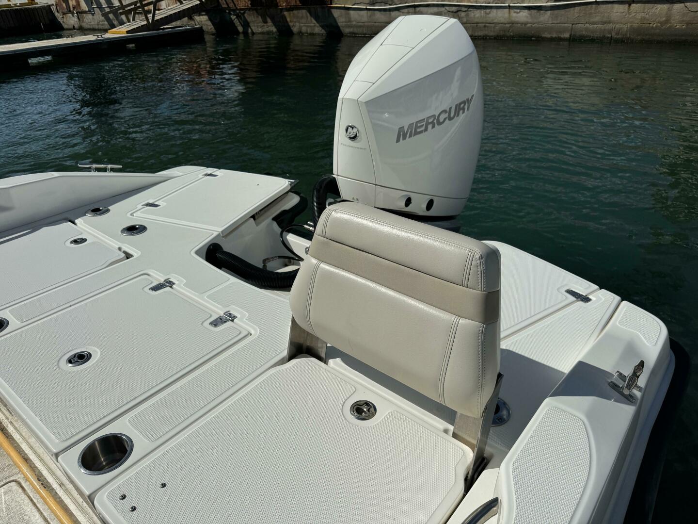 2022 Boston Whaler 250 DAUNTLESS Base - Image 16