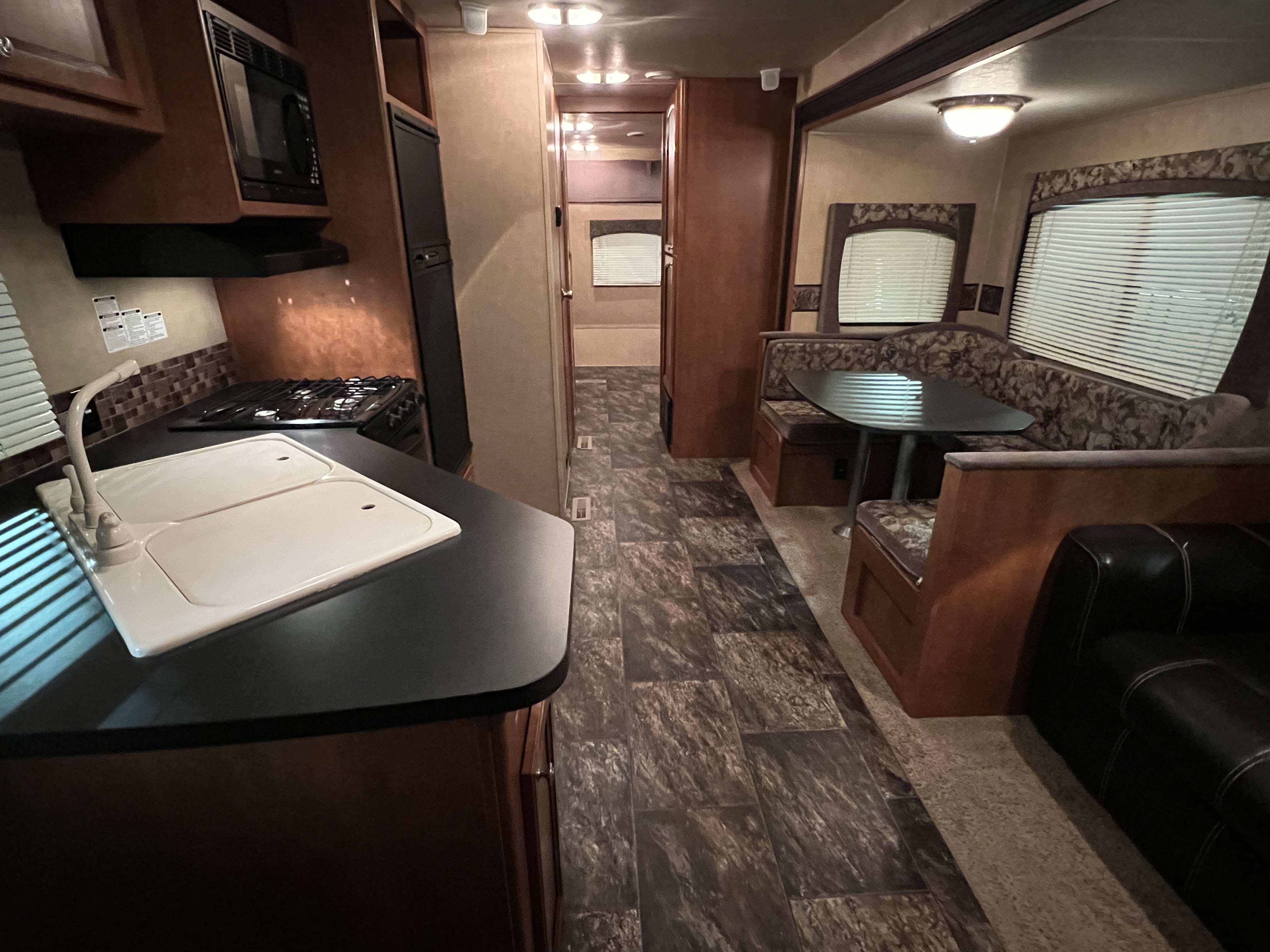 2011 SHASTA REVERE 32BHDS HMS - Image 2