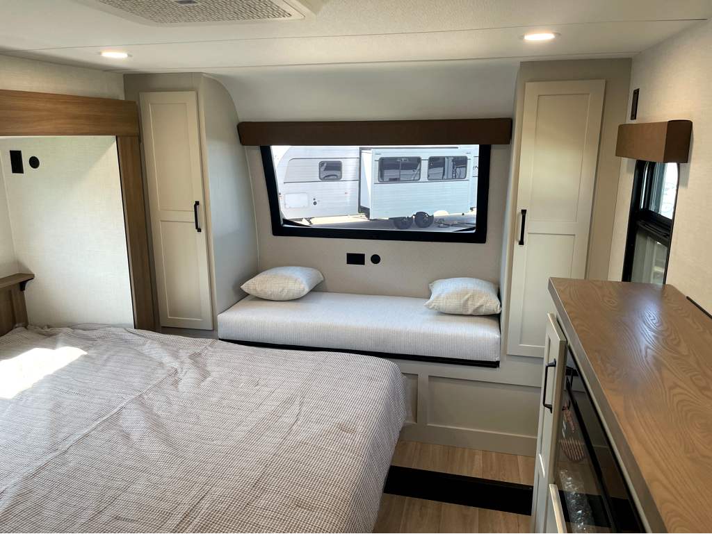 2027 VENTURE RV SPORTTREK 353VRK - Image 24