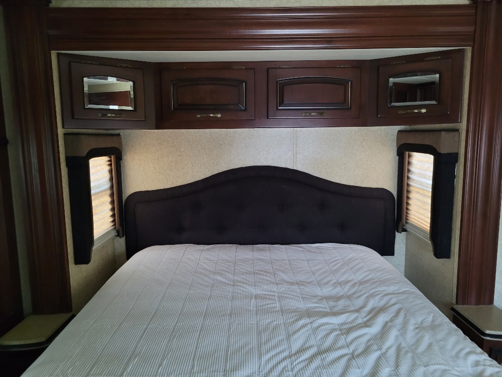2011 Newmar Dutchstar 4020 - Image 17