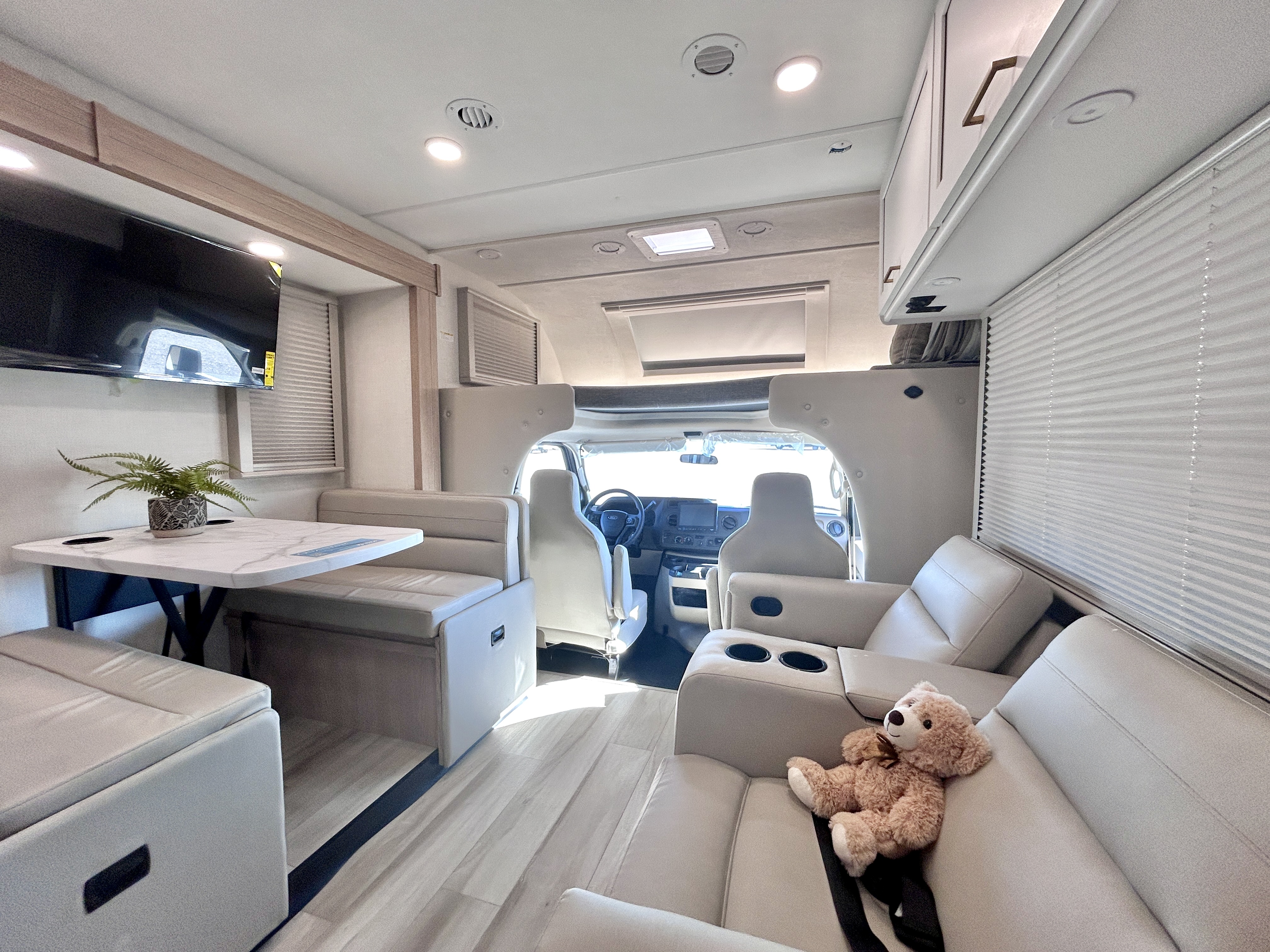 2027 Thor Motor Coach QUANTUM KW29 - Image 9