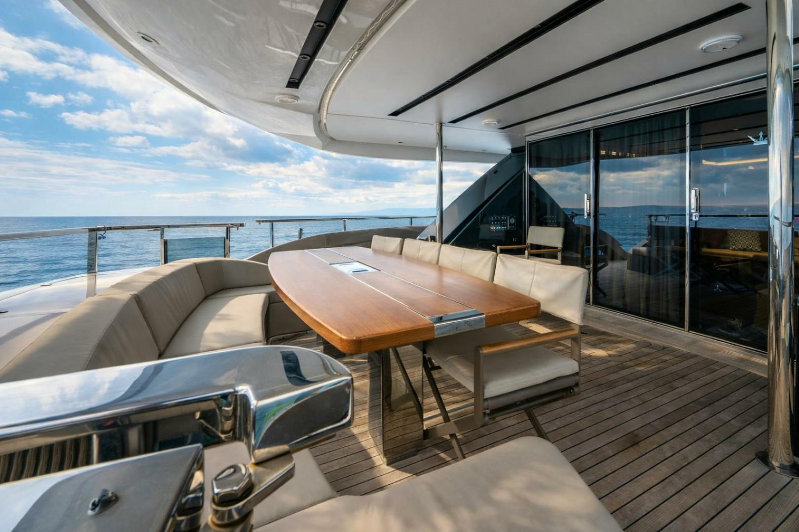 2018 Dominator Yachts Dominator Ilumen Base - Image 30