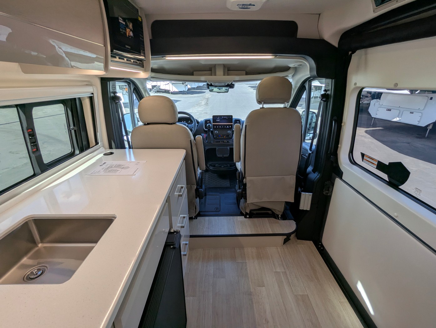 2027 Thor Motor Coach Tellaro 20L - Image 33