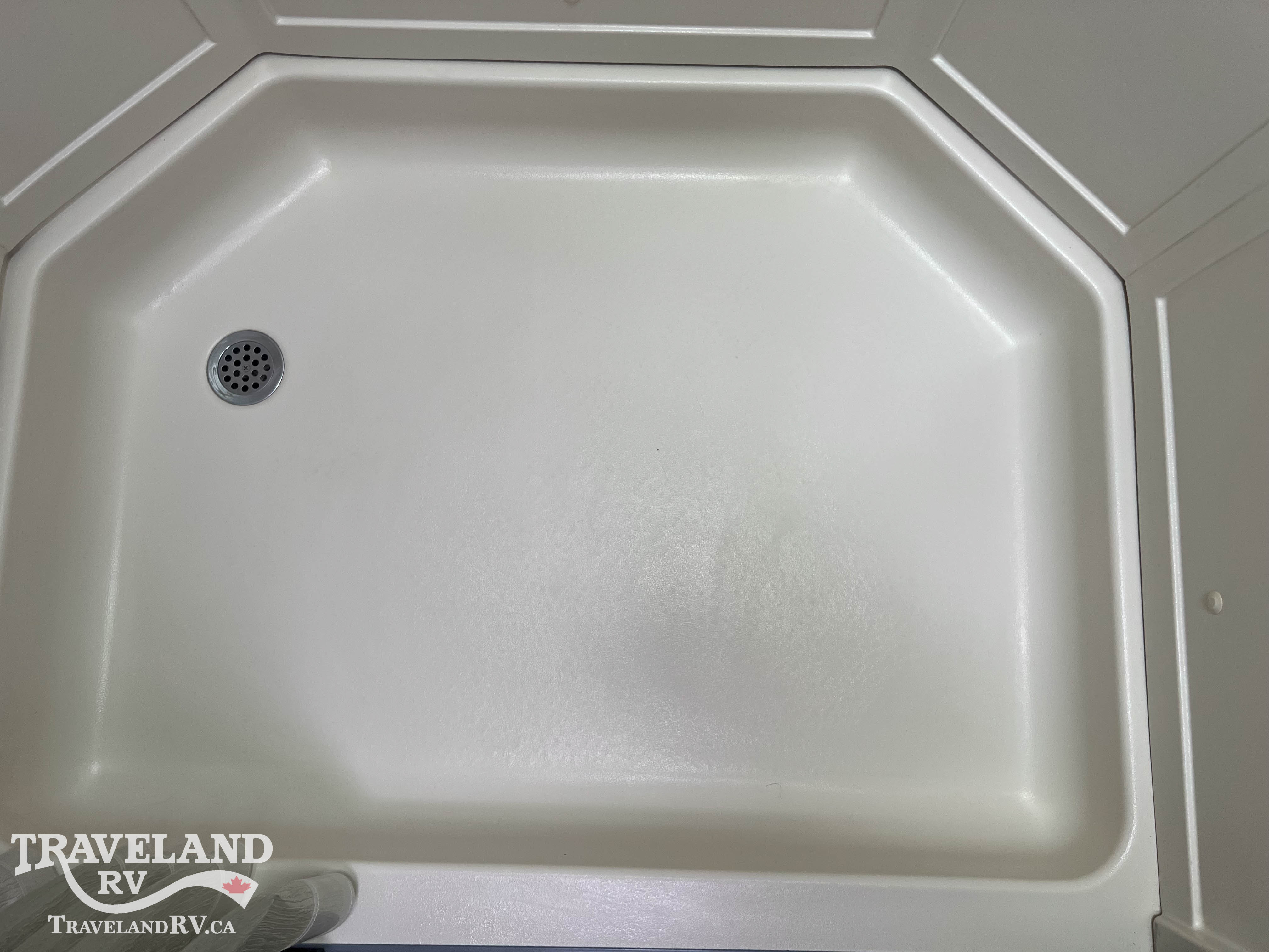 2016 Winnebago Micro Minnie 2106DS - Image 25