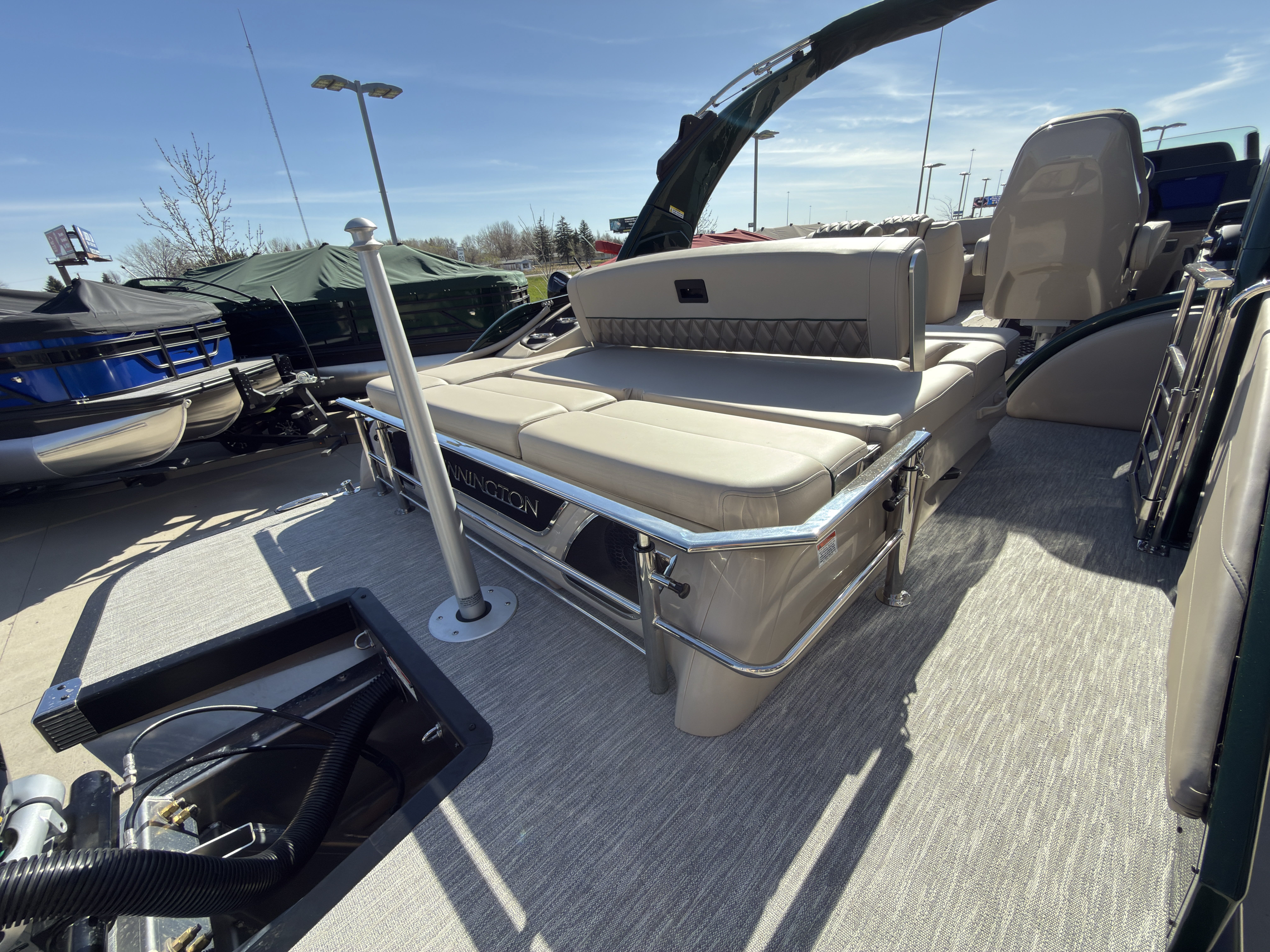 2026 Bennington 25QXSBA 425HP V10 Tritoon Pontoon - Image 47