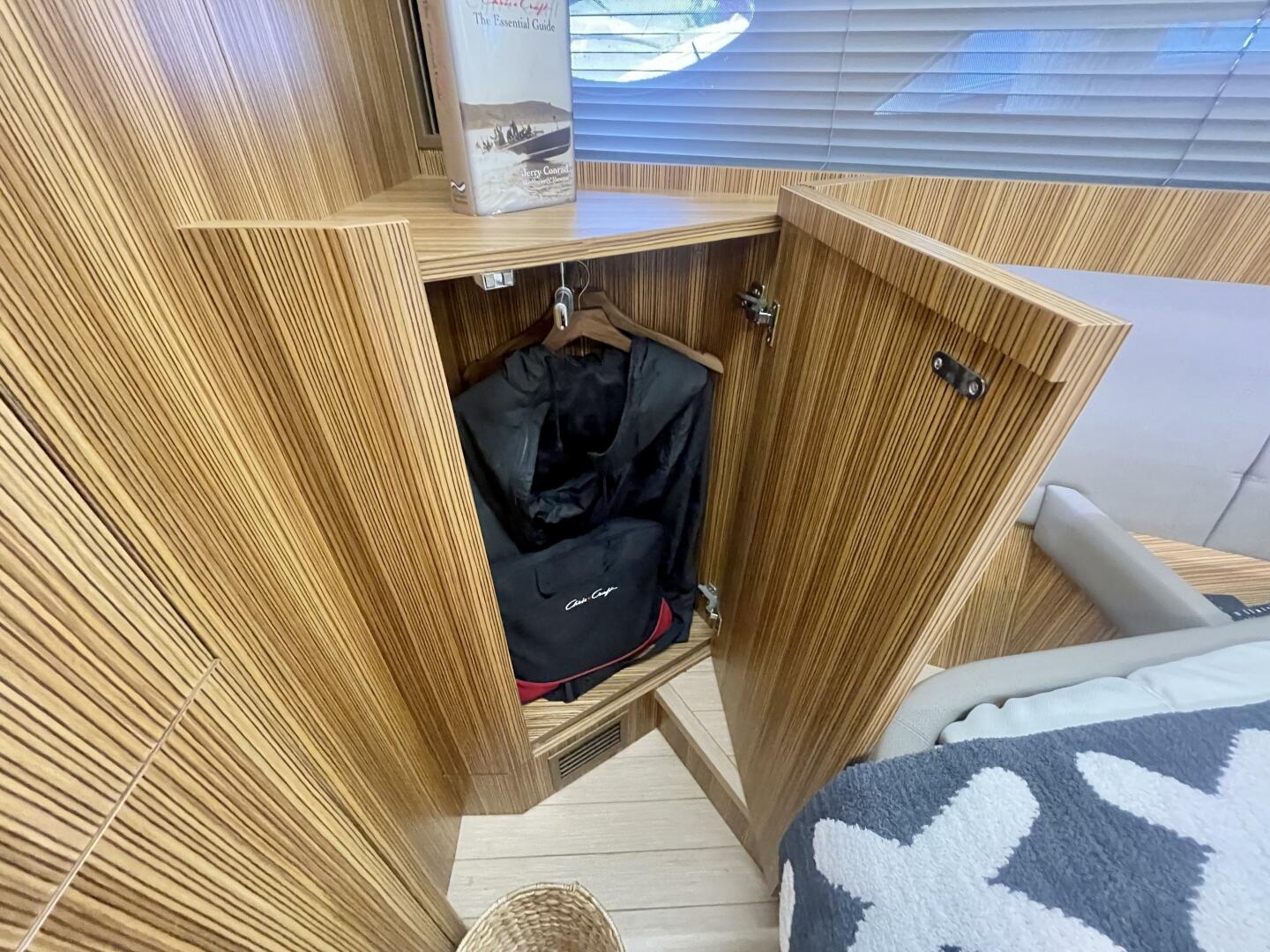 2017 Chris-Craft Commander 42 - Image 30