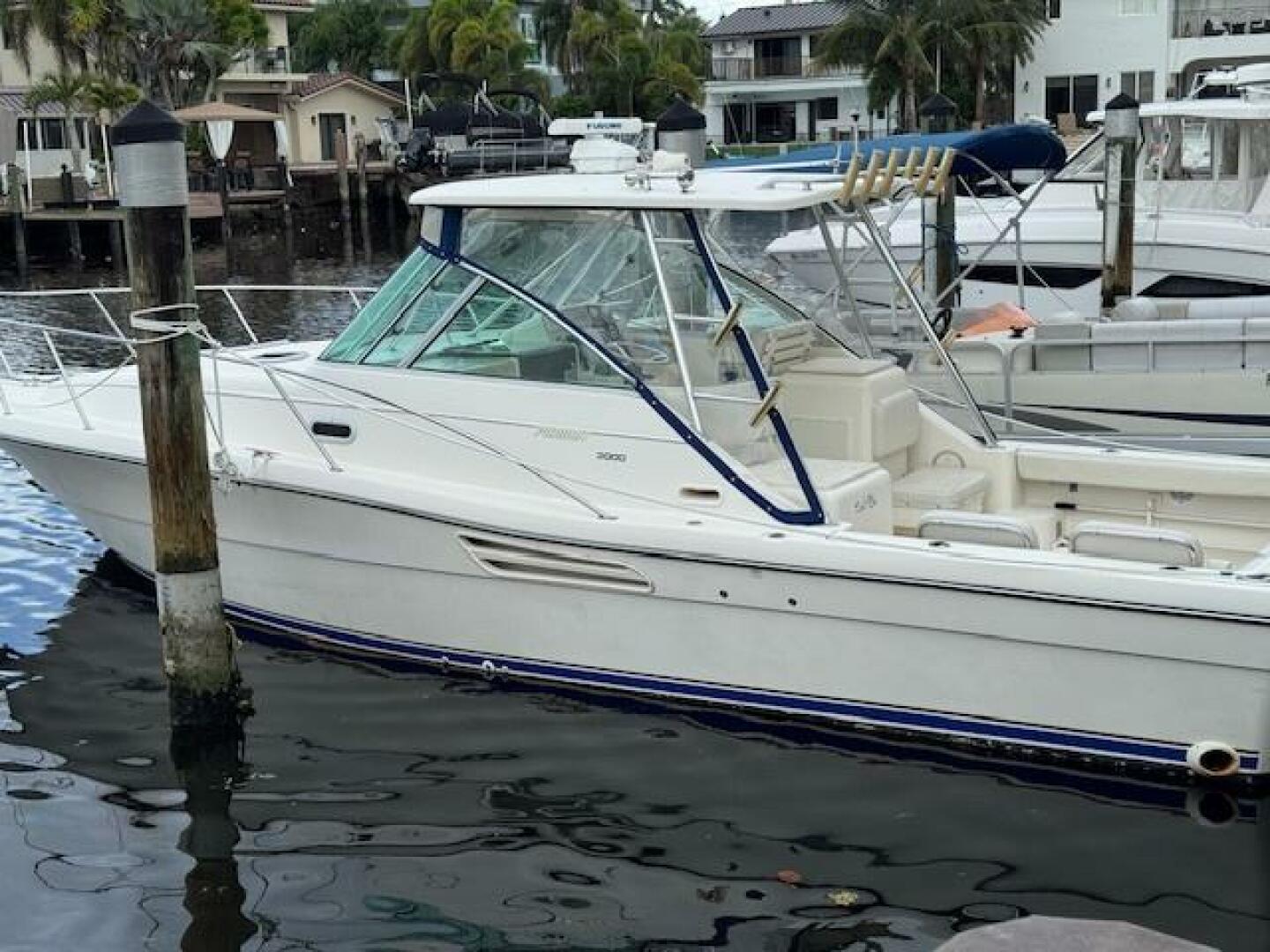 2002 Pursuit 3000 Express - Image 2