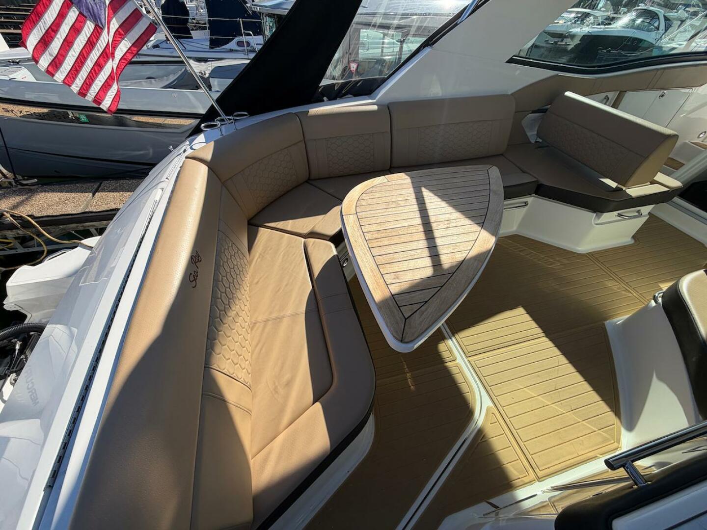 2023 Sea Ray 320 Outboard - Image 22