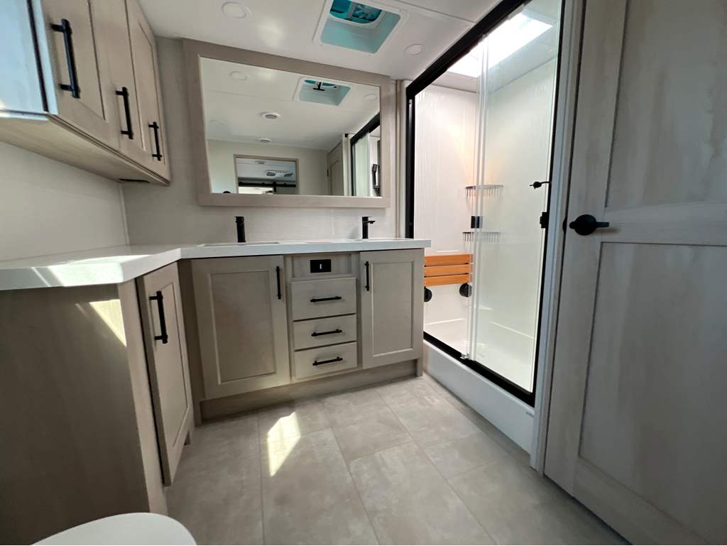 2025 GRAND DESIGN SOLITUDE 382WB - Image 20