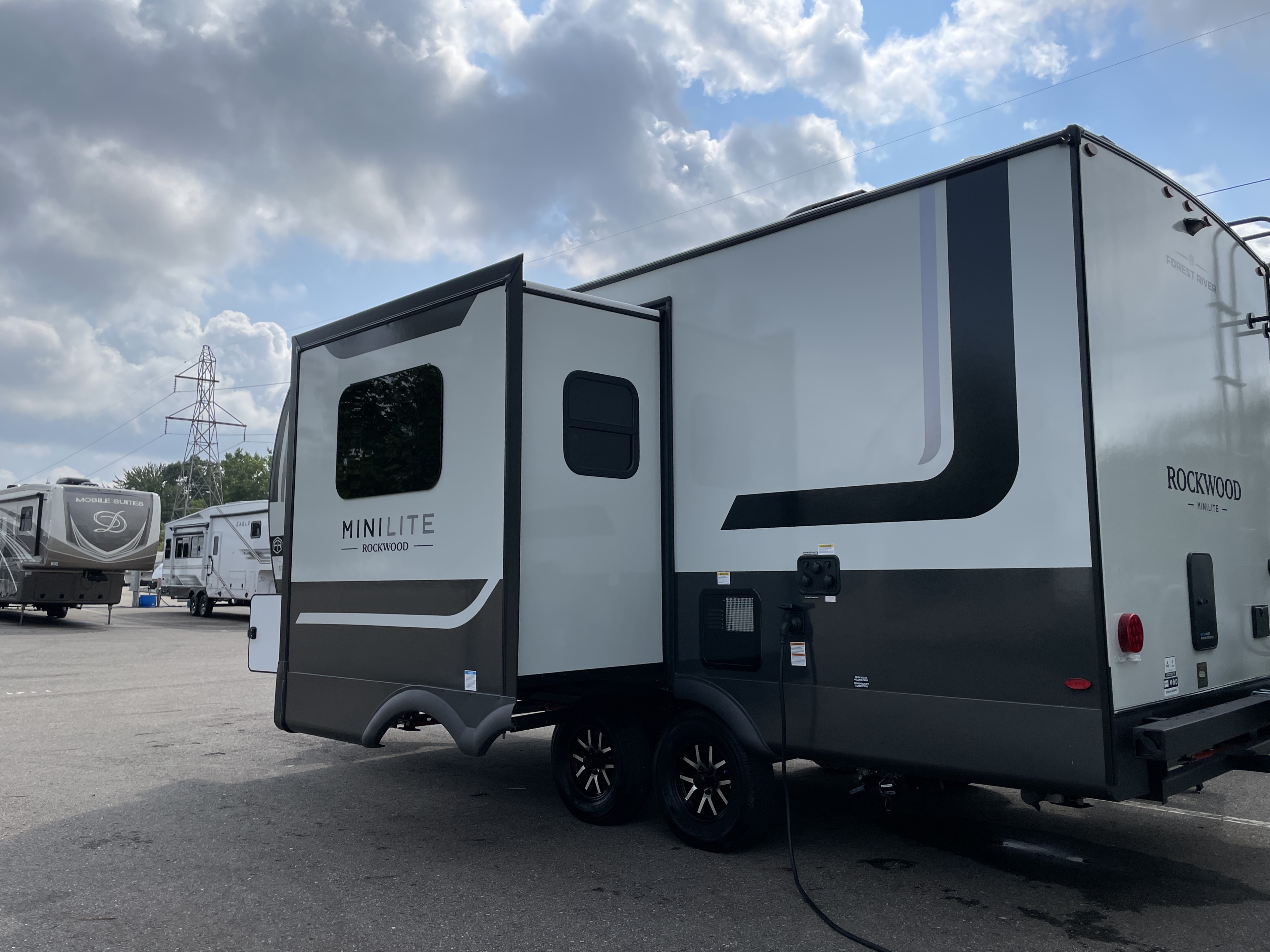 2027 Forest River Rockwood Mini Lite 2205S - Image 4