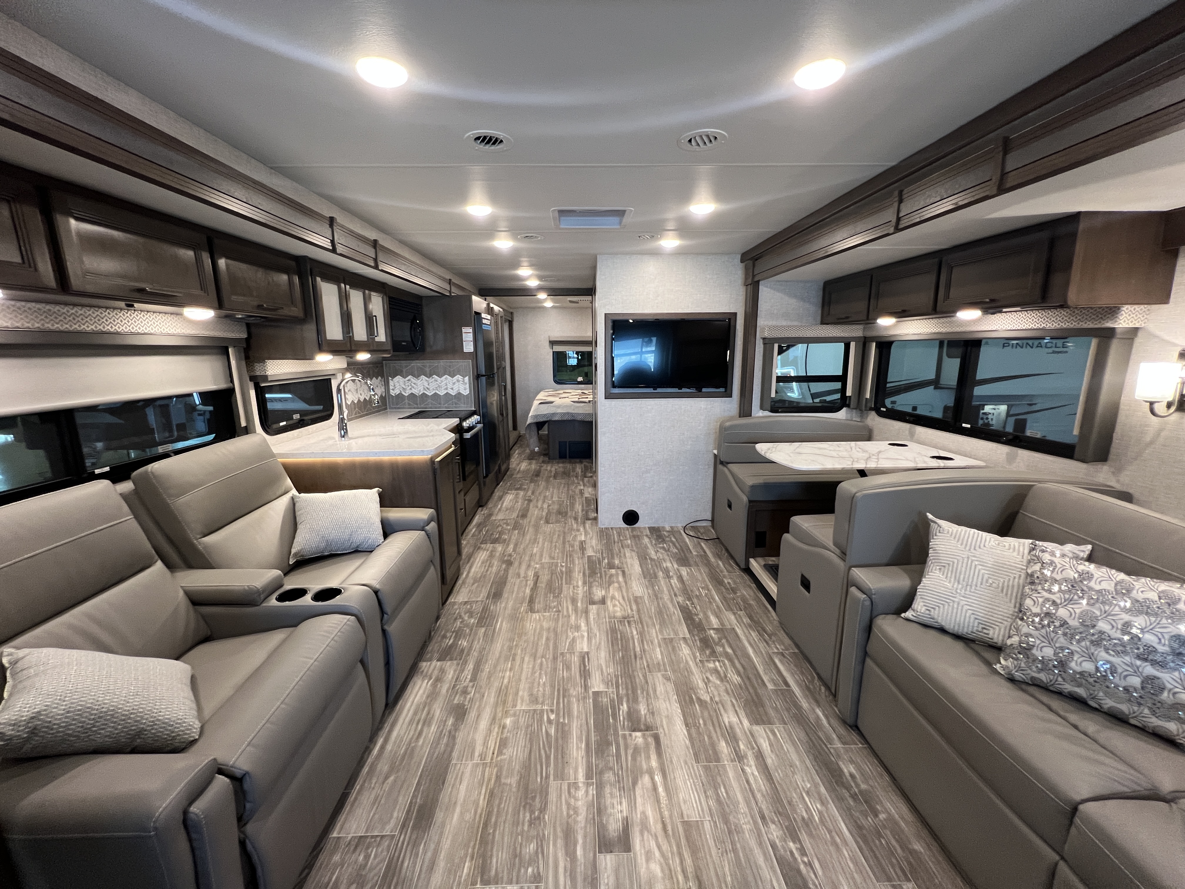 2022 Thor Motor Coach Hurricane 34R - Image 3