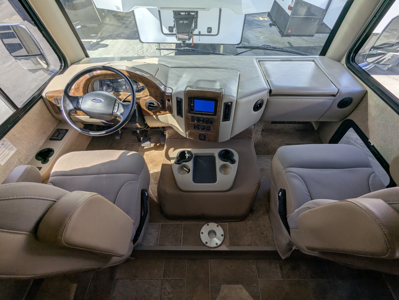 2016 Thor Motor Coach Hurricane 34J - Image 6