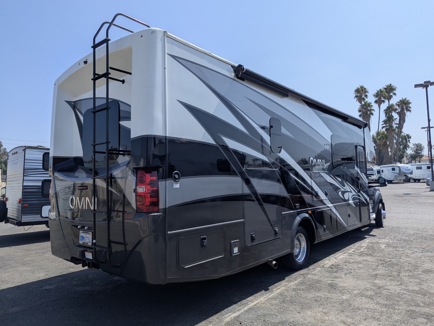 2021 Thor Motor Coach Omni SV34 - 4X4 - Image 5