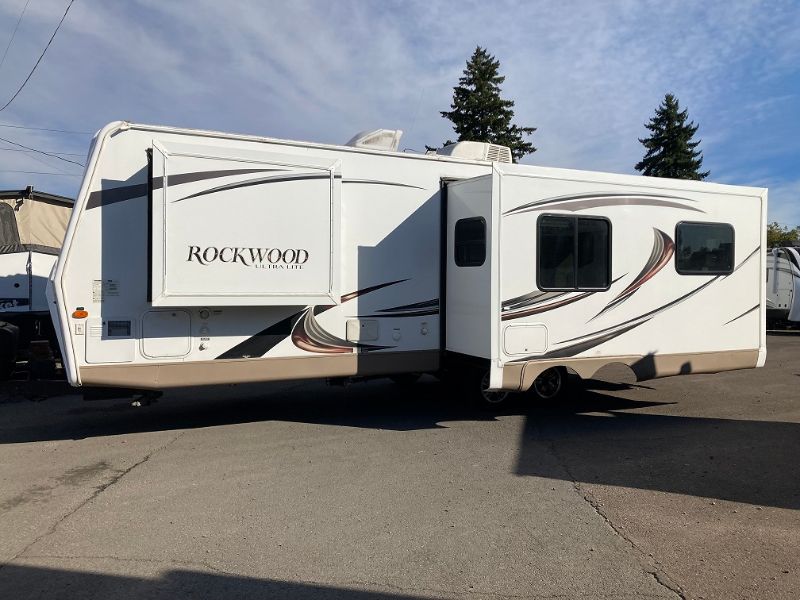 2015 Forest River Rockwood Ultra Lite 2604WS - Image 3