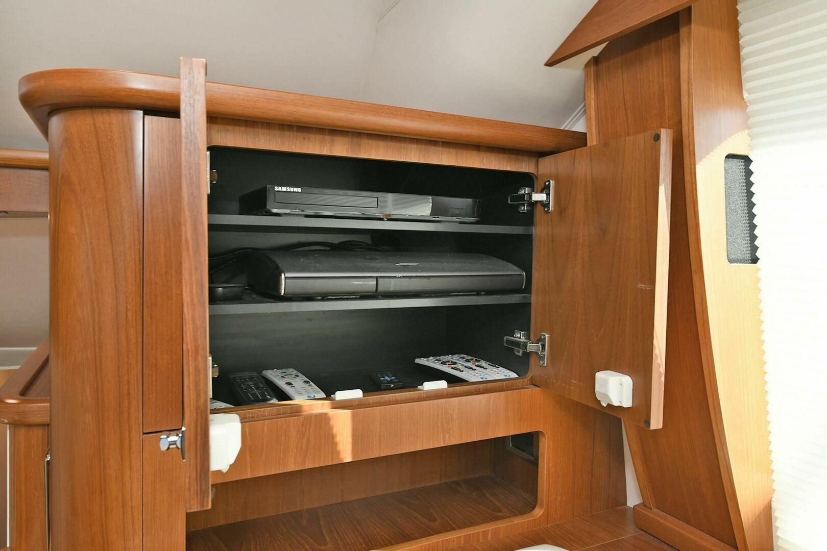 2015 Tiara Yachts 48 Convertible - Image 25
