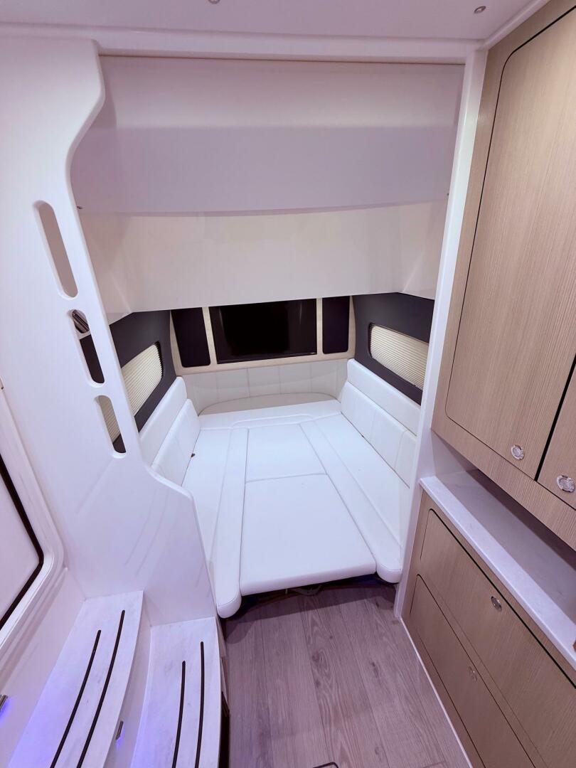 2006 Carver 43 Motor Yacht - Image 40