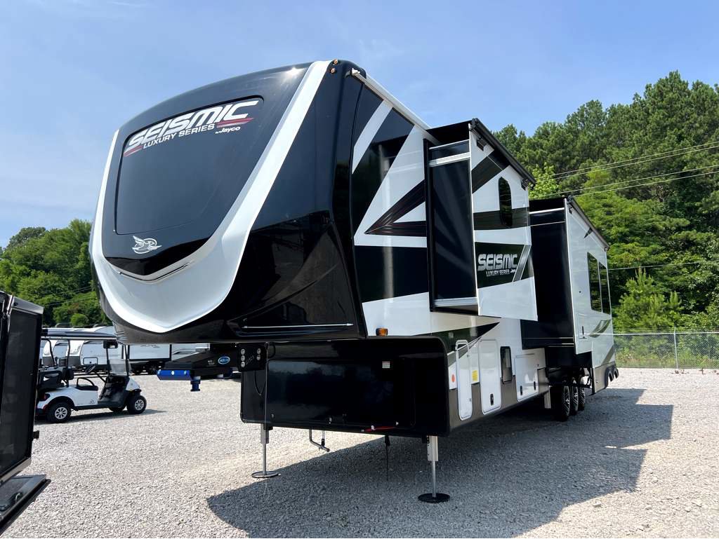 2025 JAYCO SEISMIC 4113 - Image 2