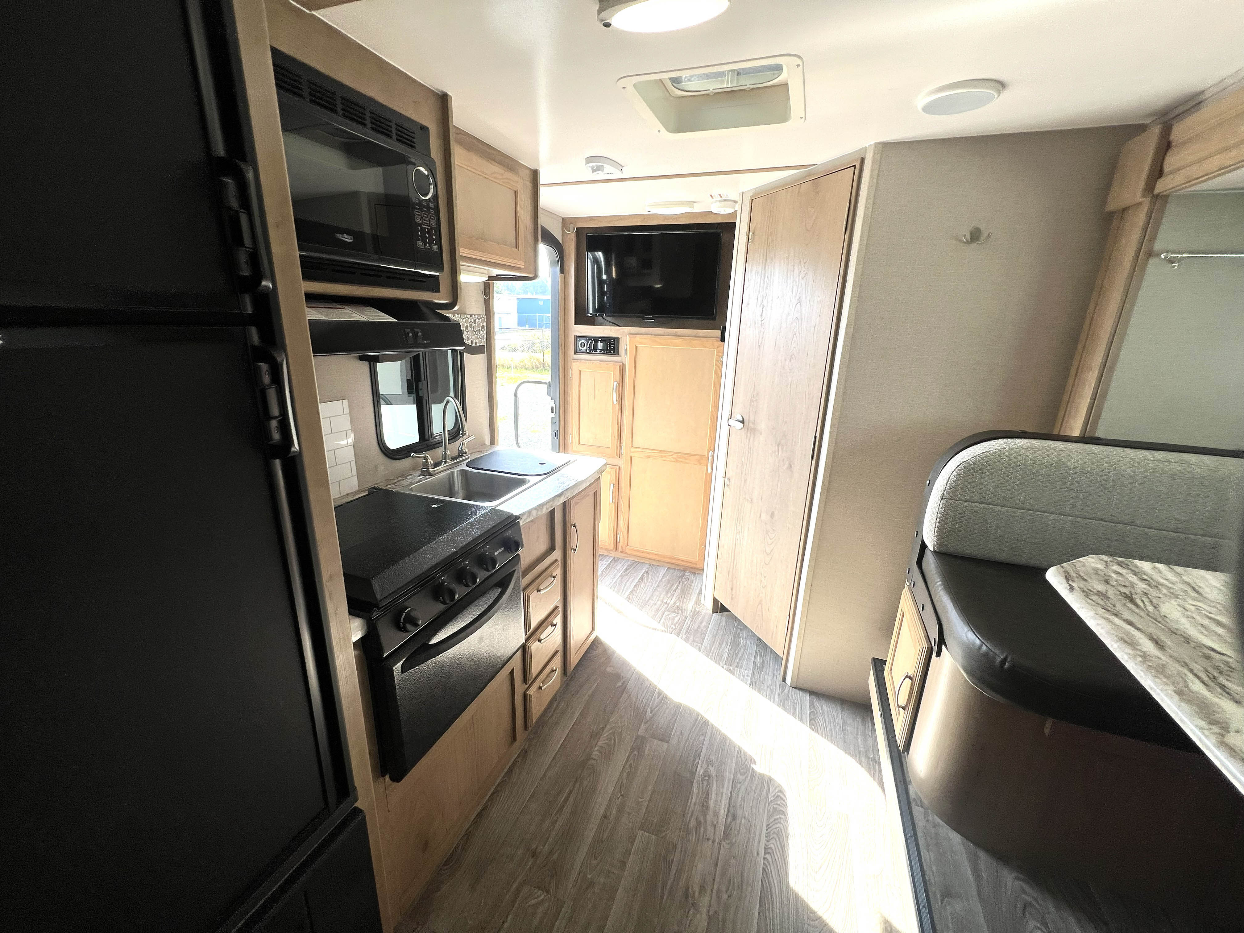 2020 Winnebago Micro Minnie 1808FBS - Image 4