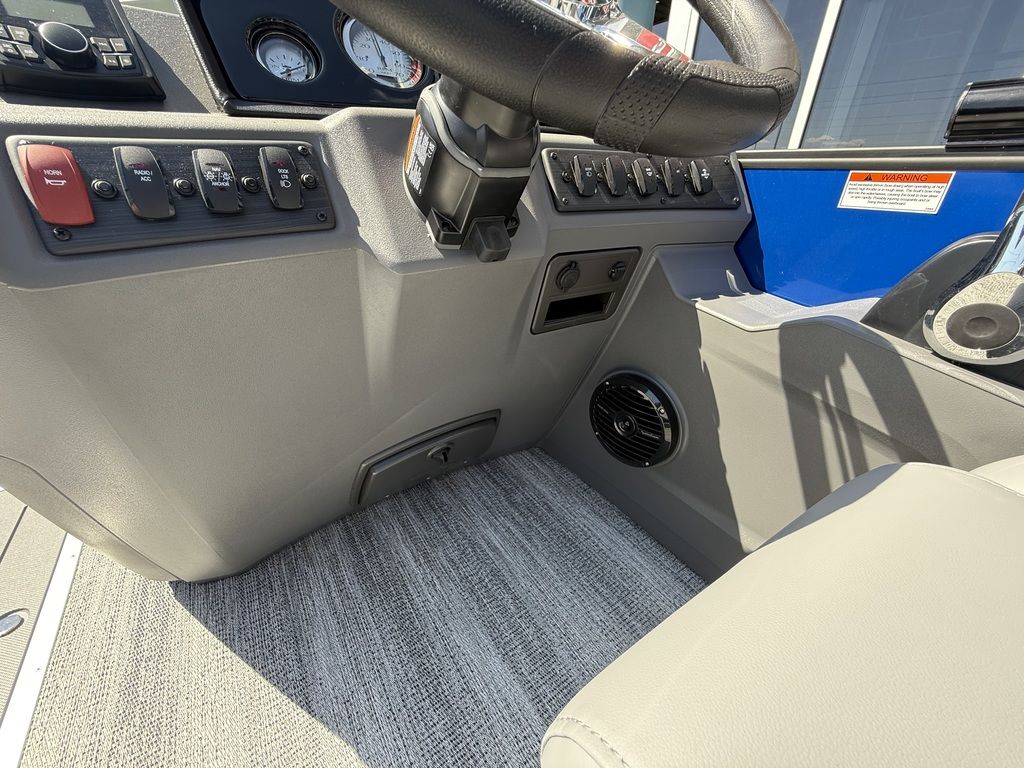 2025 Bennington 22 SSB Swingback Tri-Toon Pontoon - Image 19