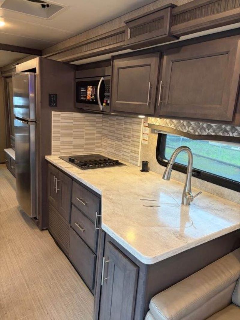 2021 Thor Motor Coach Magnitude SV34 - Image 13