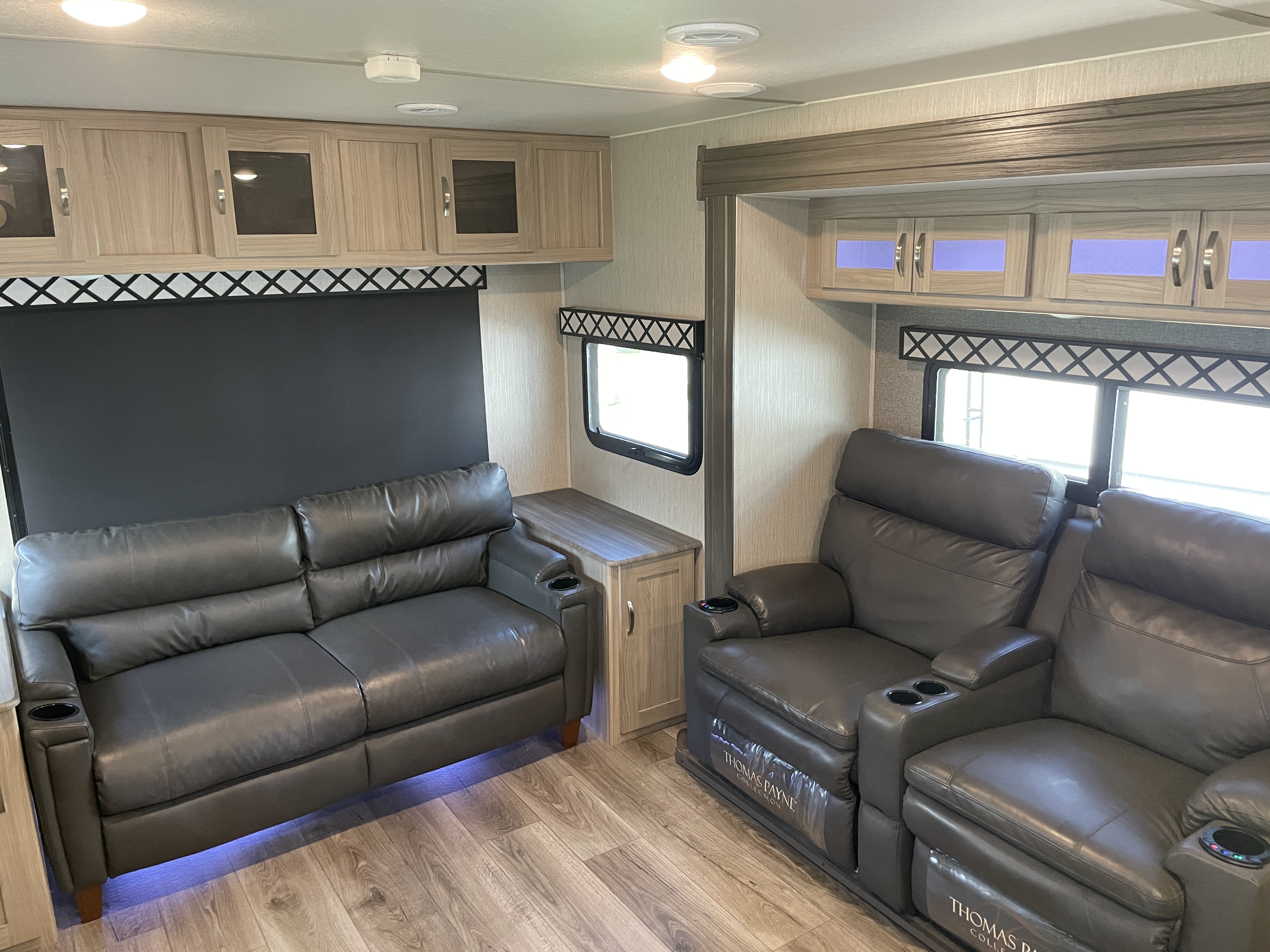 2021 Coachmen Freedom Express Liberty Edition 324RLDSLE - Image 9