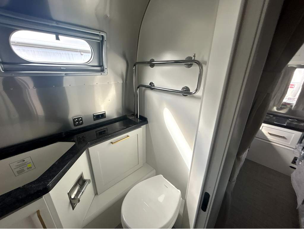 2027 AIRSTREAM CLASSIC 28RBT - Image 19