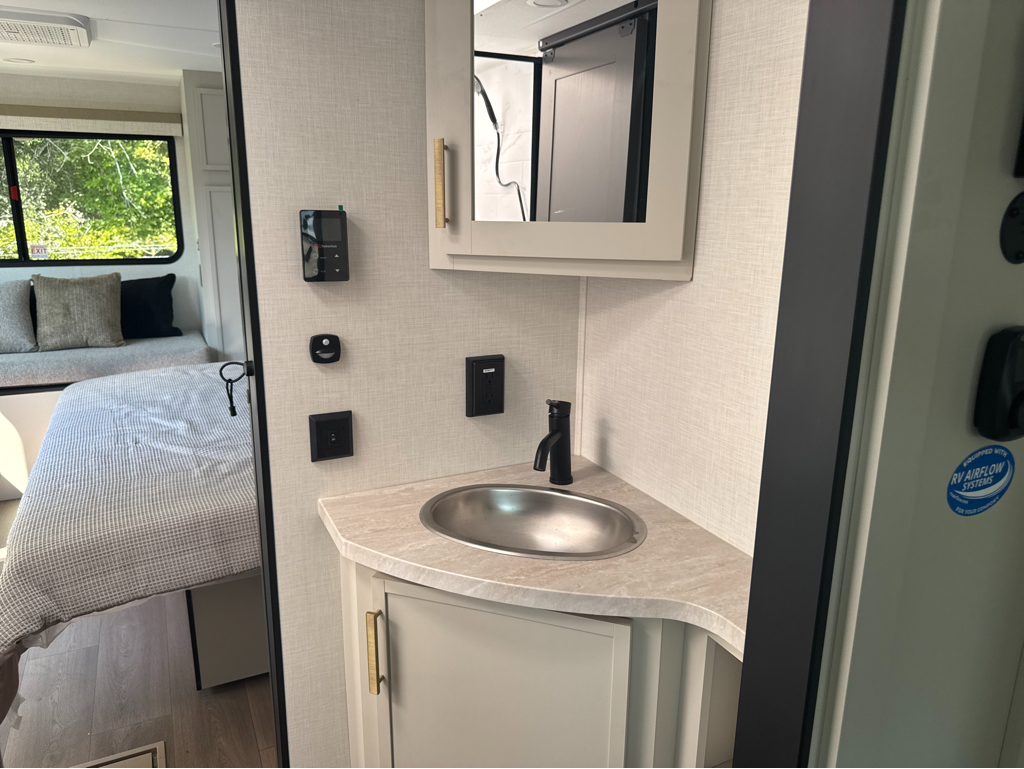 2027 VENTURE RV STRATUS 282VFD - Image 23