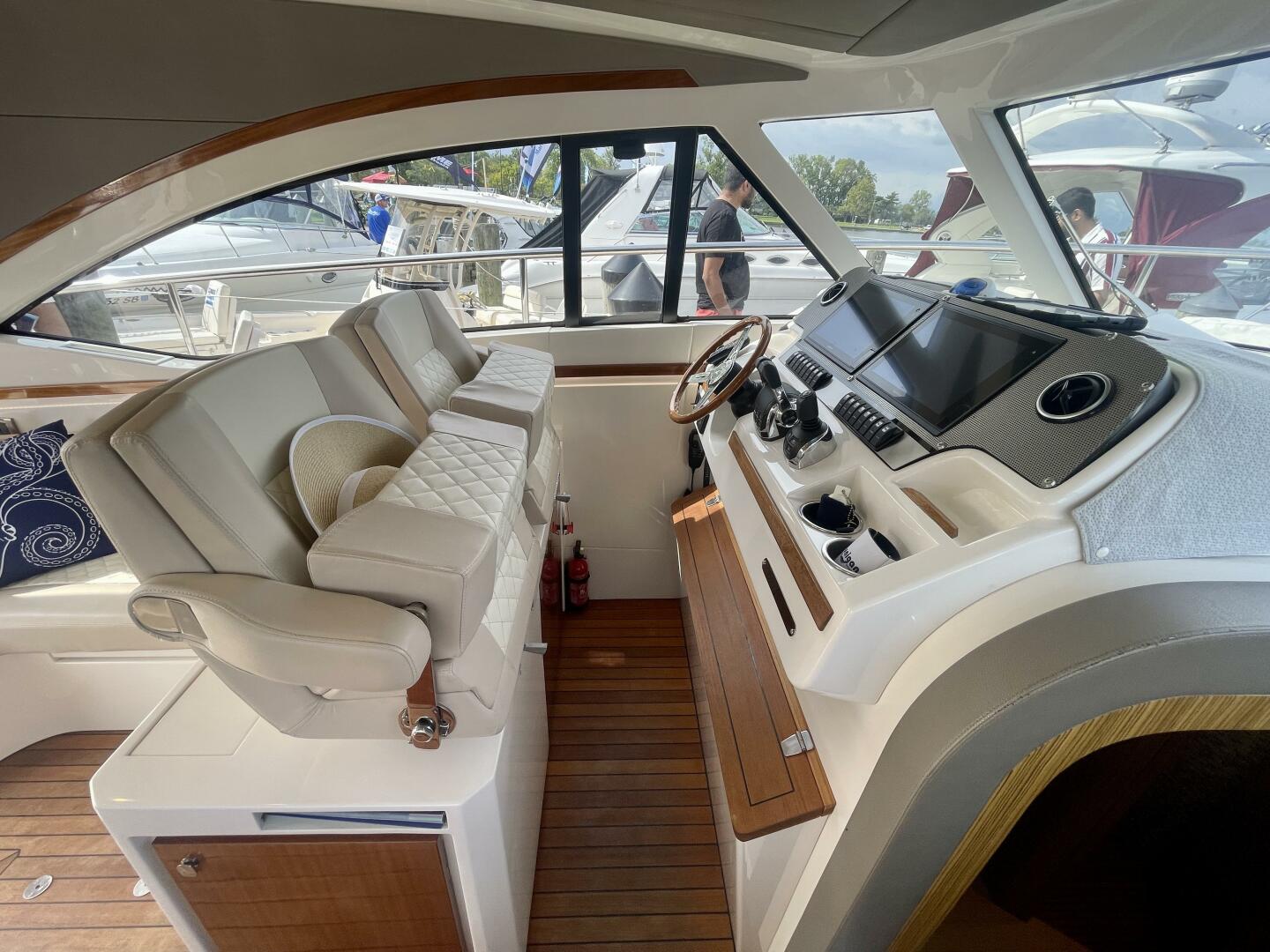 2017 Chris-Craft Commander 42 - Image 19