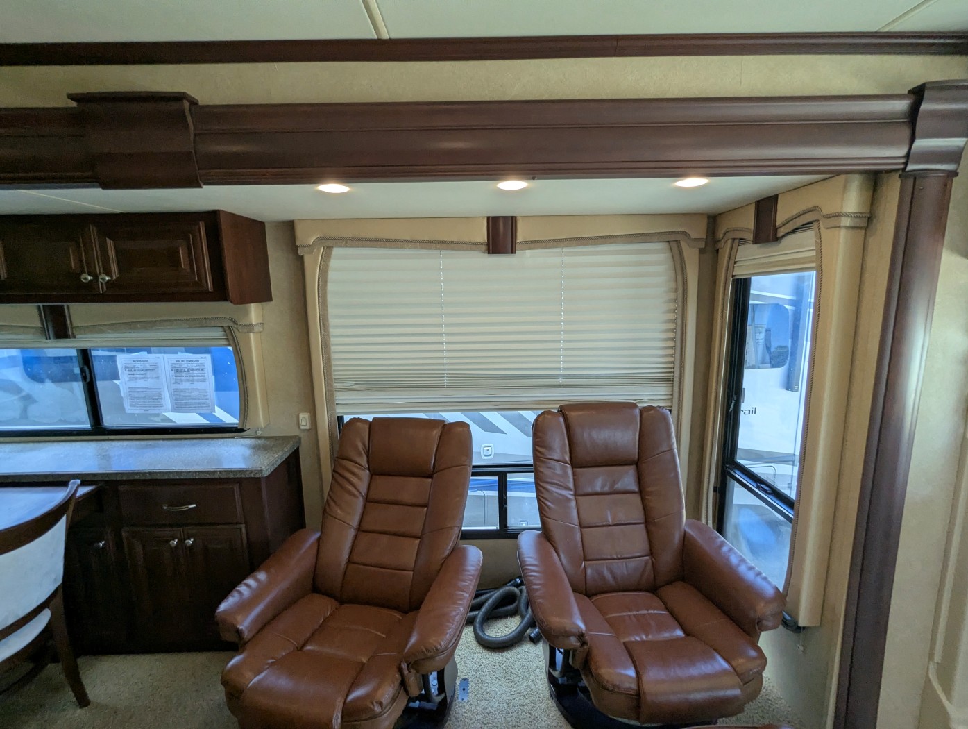 2011 DAMON ASTORIA 40KT - Image 17