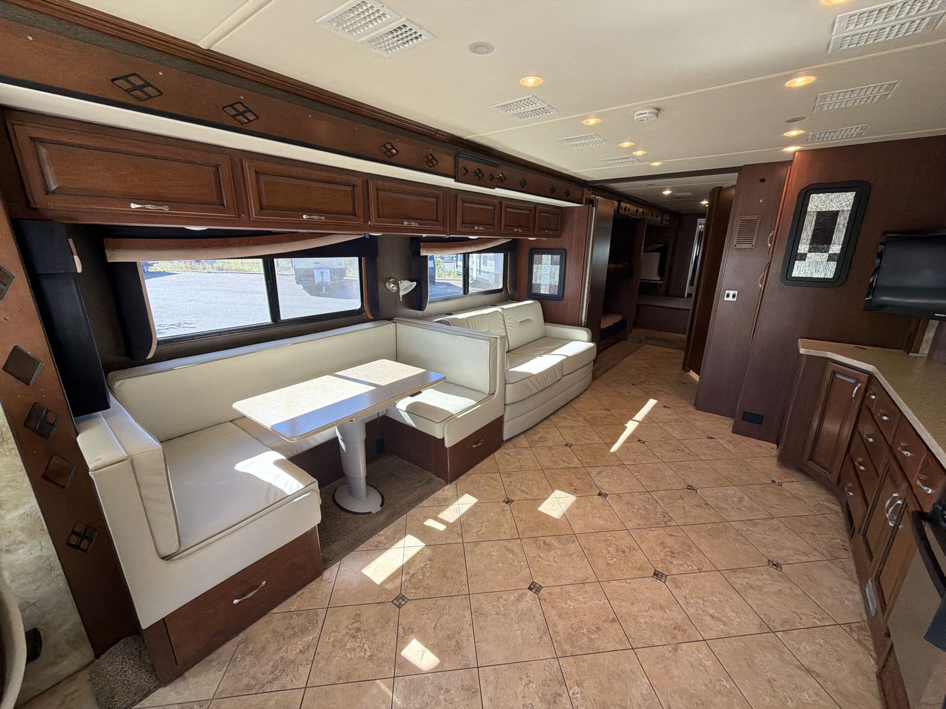 2013 Fleetwood Expedition 38B - Image 22