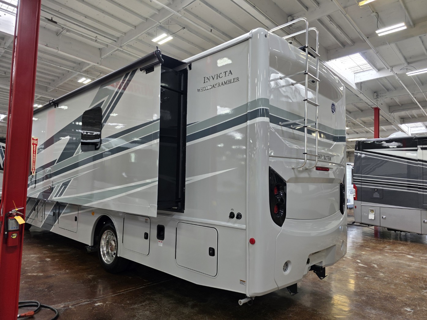 2026 Holiday Rambler Invicta 33HB - Image 7